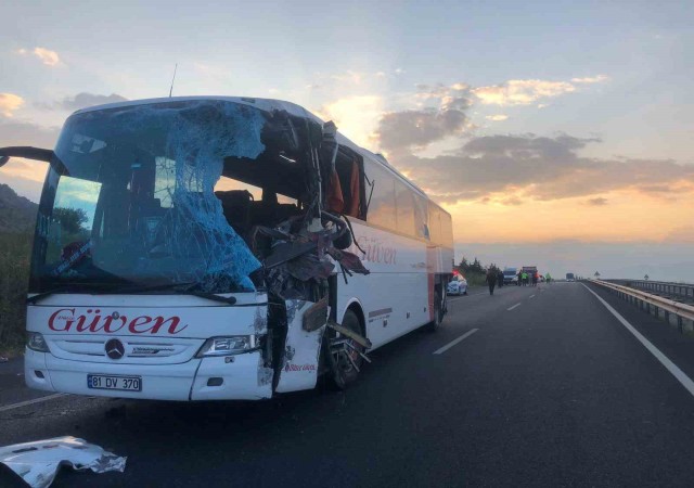 Karşı şeride geçen tır otobüsle kafa kafaya çarpıştı: 2 ölü, 6sı ağır 20 yaralı