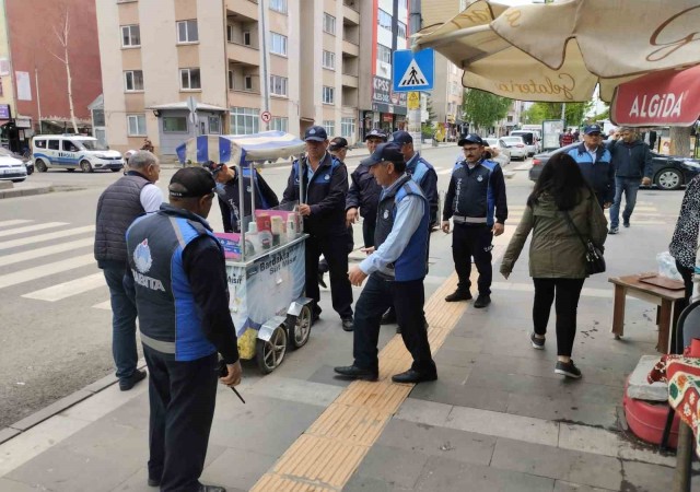 Karsta belediyeden kaldırım işgallerine müdahale