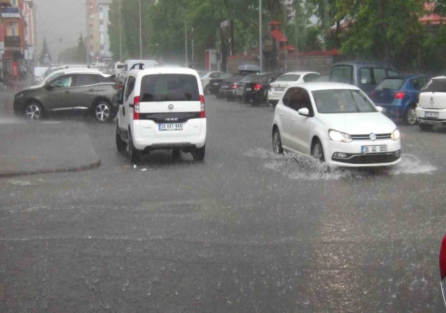 Karsta cadde ve sokaklar sular altında kaldı