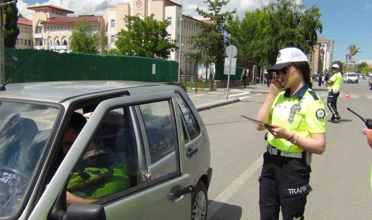 Karsta emniyet kemeri takmayan sürücülere ceza kesildi