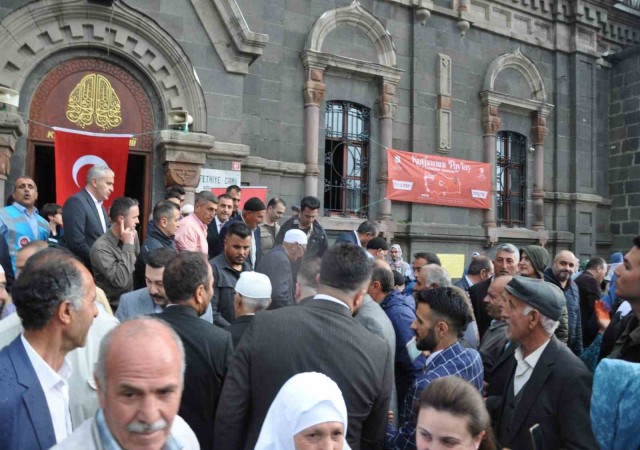 Karsta hacı adayları uğurlandı