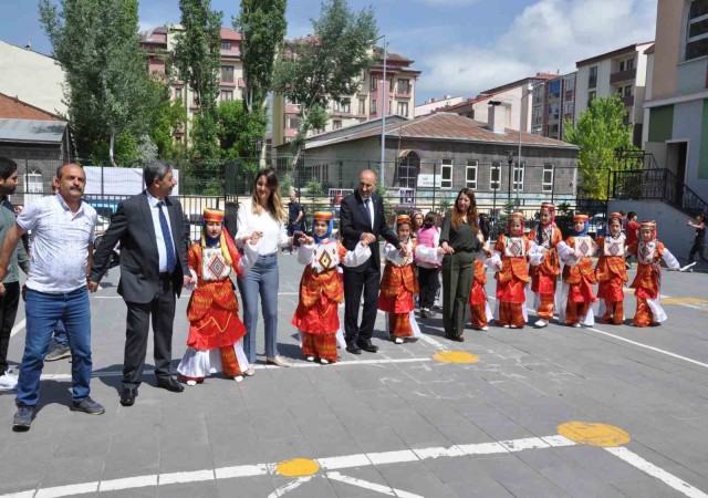 Karsta öğrencilerden depremzedelere destek