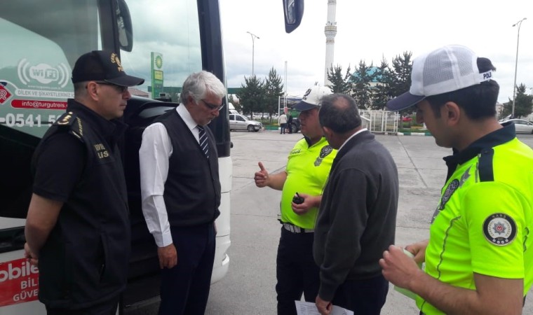 Karsta sürücülere ve yolculara trafik kuralları anlatıldı