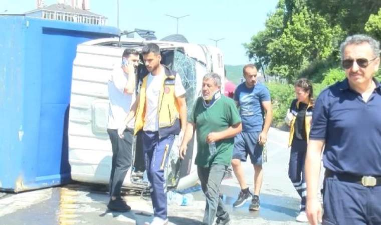 Kartal’da bariyere çarpan kamyonet devrildi