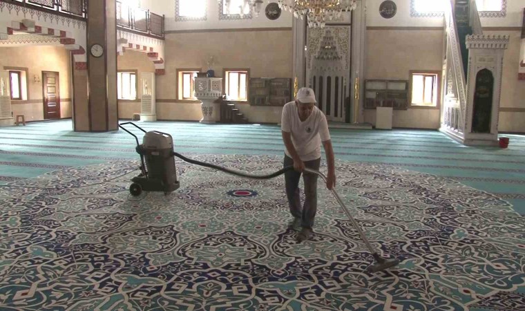 Kartalda Kurban Bayramı öncesi camii ve cemevleri dezenfekte edildi