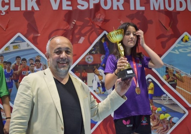 Kasapoğlu derece elde eden sporculara madalyalarını takdim etti