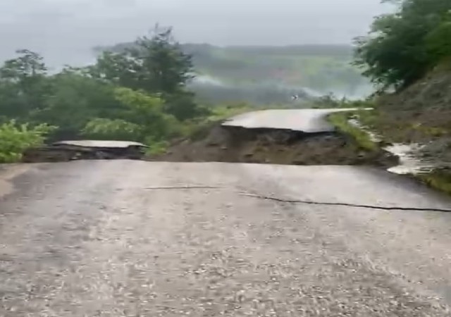 Kastamonuda kuvvetli sağanak sebebiyle yol ve köprüler zarar gördü, bazı köylere ulaşım kapandı