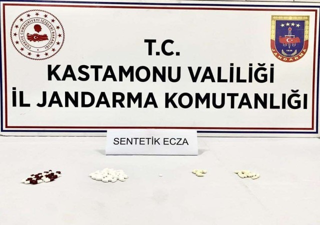 Kastamonuya getirdiği uyuşturucu maddeyi piyasa sürmek isteyen iki şahıs gözaltına alındı