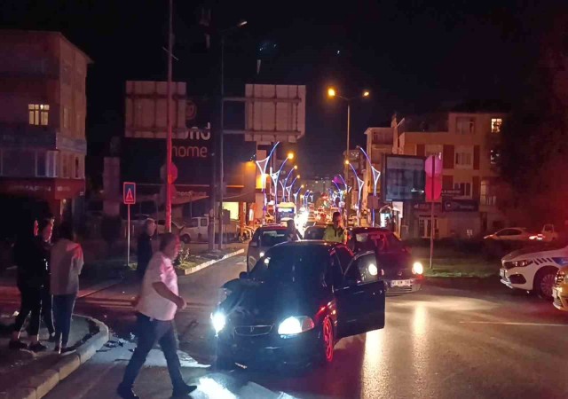 Kavşakta yaşanan kaza trafiği kilitledi