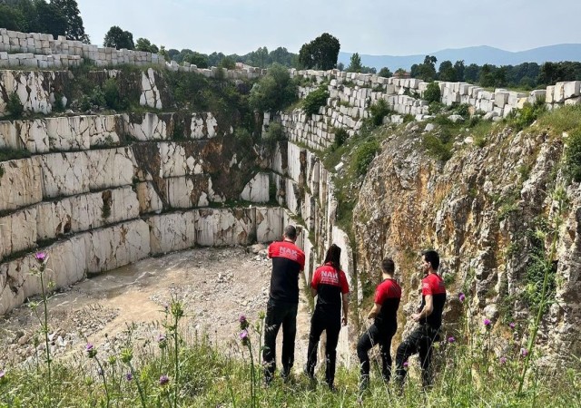 Kayalıklarda mahsur kalan keçiyi operasyonla kurtarıldı