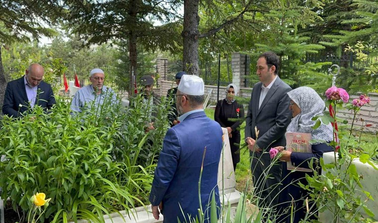 Kaymakam Bolat şehitliği ziyaret etti