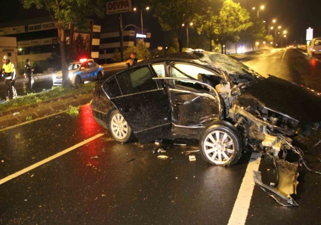 Kayseride ağaca çarpan otomobilin motoru karşı şeride uçtu: 2 ağır yaralı