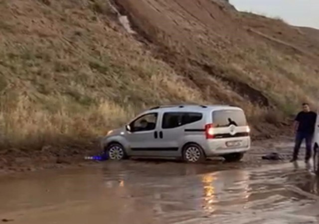 Kaza yapan aracı, arama-kurtarma ekibi çıkardı