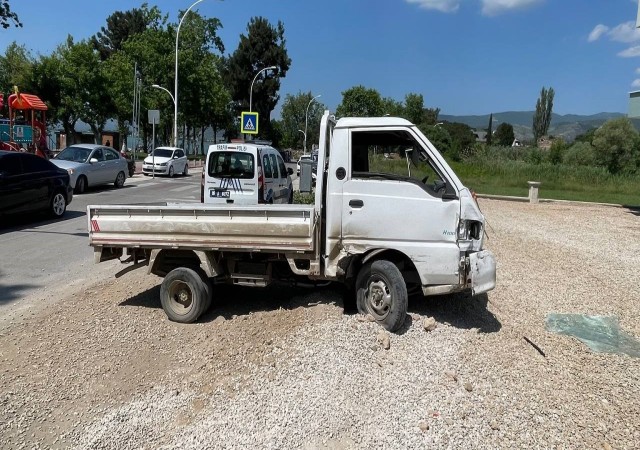 Kazaya karışan kamyonet 50 metre savrulup ünlü sanatçının evine böyle daldı