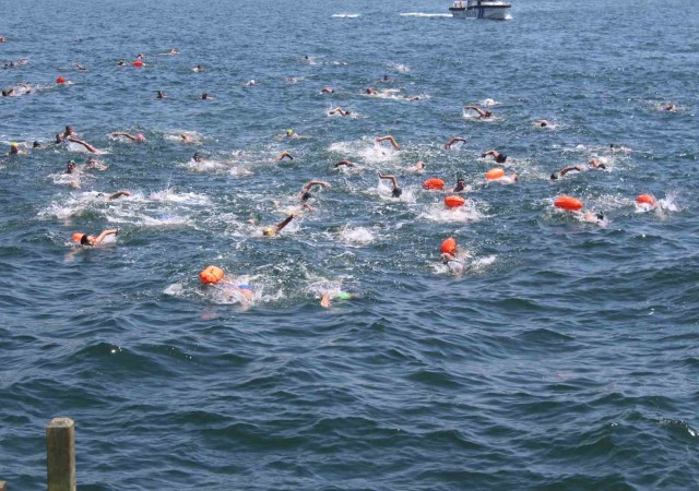 Kiraz Festivalinde 5 kilometre yüzdüler