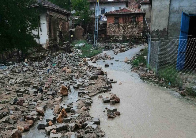 Kırıkkalede sel felaketi: Araçlar sürüklendi, hayvanlar telef oldu