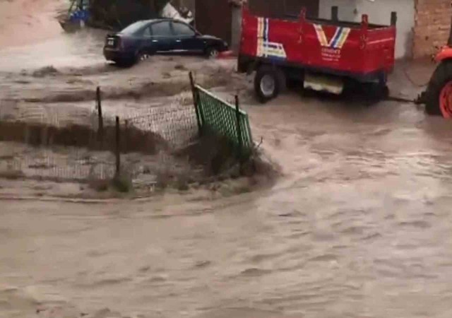 Kırıkkalede sel felaketi: Duvarları yıkılan ağırdaki küçükbaş hayvanlar sele kapıldı