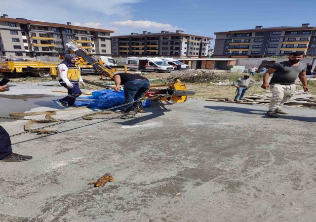 Kırılan vinç kolunun altında kalan bir kişi hayatını kaybetti