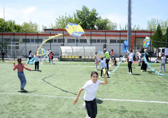 Kırklarelinde polisten çocuklara uçurtma şenliği