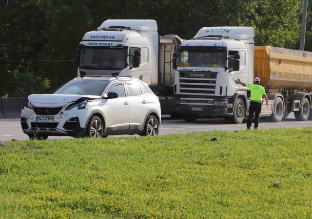 Kırmızı ışıkta bekleyen otomobile arkadan çarptı: 1 yaralı