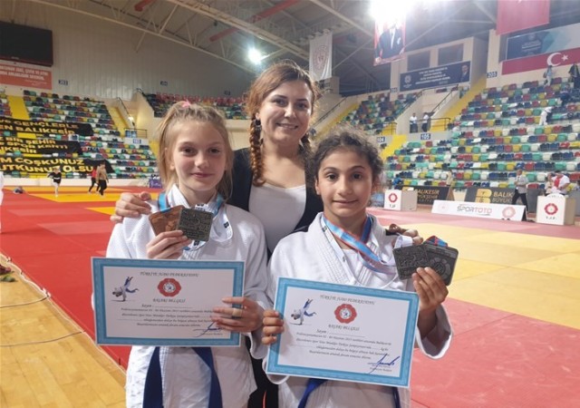 Kızlar Judoda 2 madalya aldı