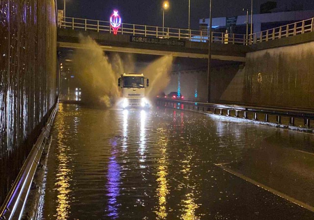 Kocaelide etkili olan yağmur caddeleri sular altında bıraktı