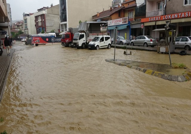 Kocaelide yağmur caddeleri göle çevirdi