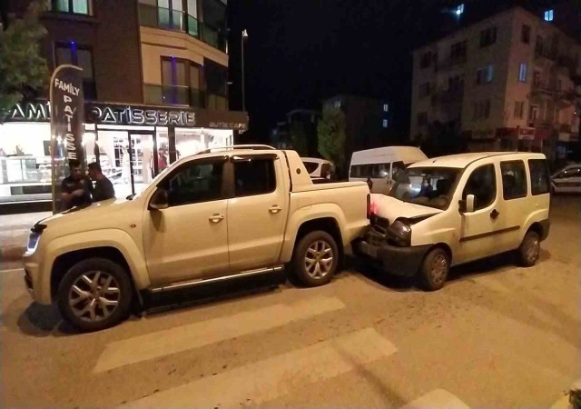 Kontrolden çıkan araç park halindeki kamyonete çarptı: 1 yaralı