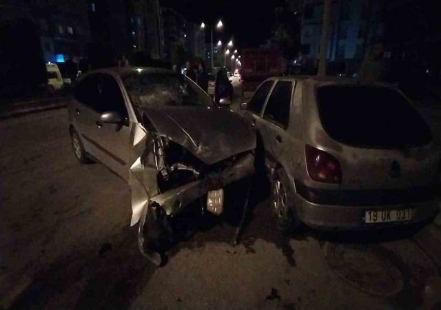 Kontrolden çıkan araç park halindeki otomobillere çarptı