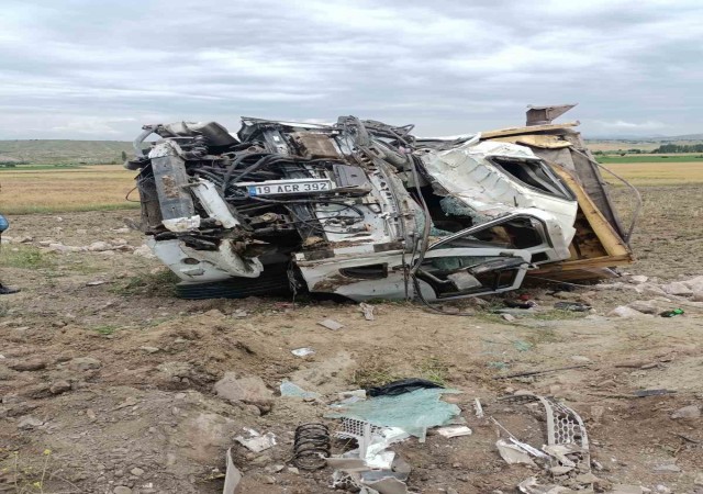 Kontrolden çıkan hafriyat kamyonu devrildi, sürücü yaralandı