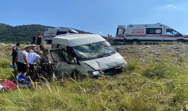 Kontrolden çıkan minibüs şarampole yuvarlandı: 7 yaralı