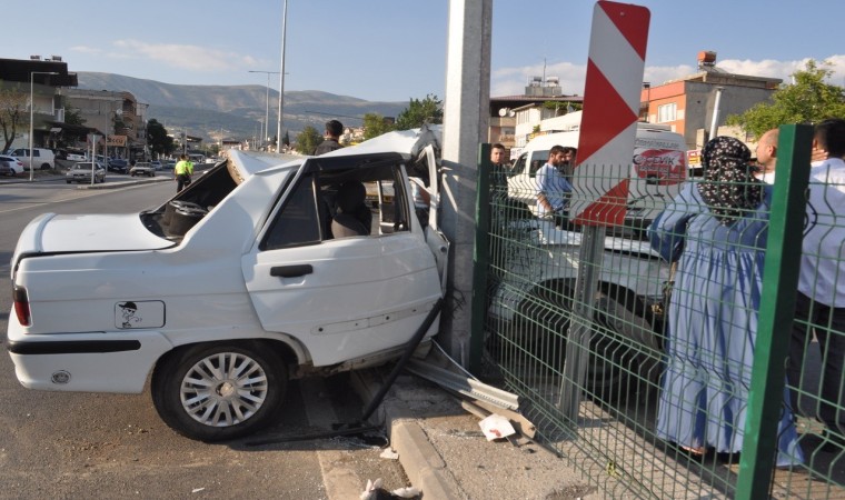 Kontrolden çıkan otomobil aydınlatma direğine çarptı: 3 yaralı