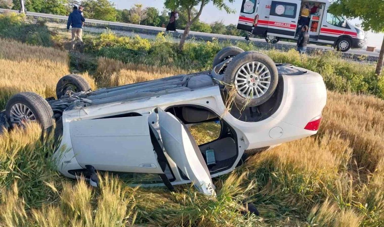 Kontrolden çıkan otomobil buğday tarlasına devrildi: 2si çocuk 4 yaralı