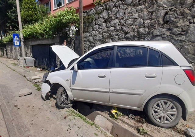 Kontrolden çıkan otomobil duvara çarparak durabildi: 1 yaralı