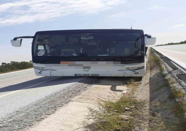 Kontrolden çıkan yolcu otobüsü refüje girip bariyerlere çarparak durabildi