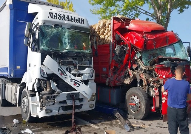 Konyada 3 araçlı zincirleme kaza