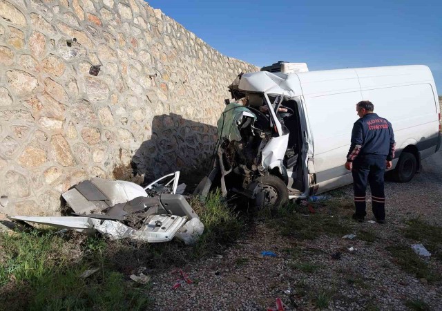 Konyada minibüs alt geçide düştü: 1 ölü, 1 yaralı