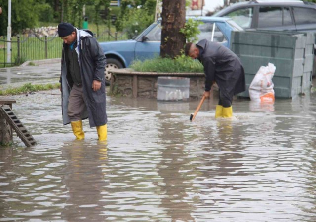 Konyada sağanak yağış caddeleri göle çevirdi