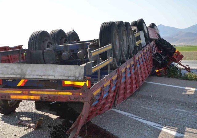 Konyada traktör taşıyan tır devrildi: 1 yaralı