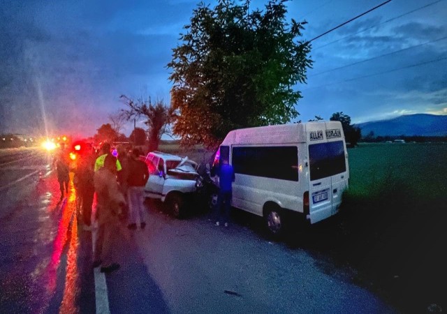 Köpeğe çarpmamak için direksiyonu kırdı, karşı şeride geçerek minibüse çarptı: 1 yaralı