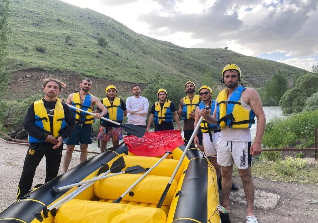 Köyün meraklı gençlerinin yeni tutkusu rafting