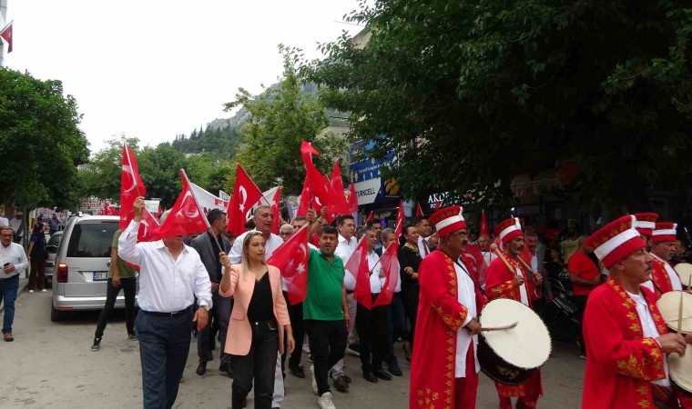 Kozanlılar il olmak için mehteran eşliğinde yürüdü