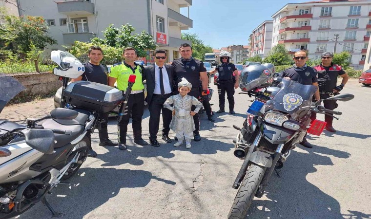 Küçük Erbakana Yunus polislerinden jest