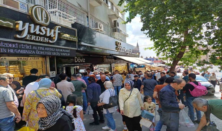 Kurban Bayramı için döviz bozdurmak isteyen vatandaşlar kuyruk oluşturdu