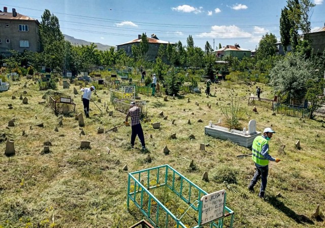 Kurban Bayramı öncesi mezarlıklarda sıkı temizlik