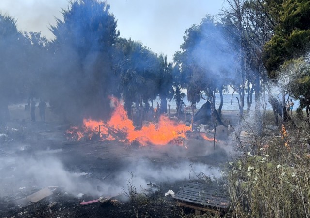 Kuşadasında denize 50 metre uzaklıktaki arazi yangınında sabotaj iddiası