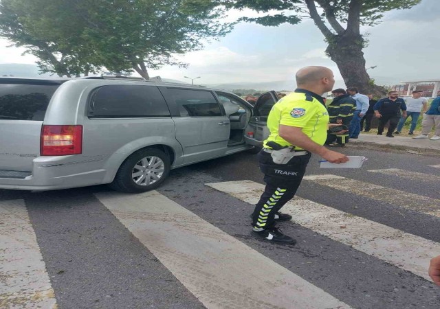 Kütahyada otomobiller çarpıştı: 2 yaralı