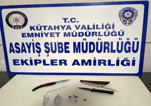 Kütahyada polisin dur ihtarına uymayarak kaçan araçta uyuşturucu ele geçirildi