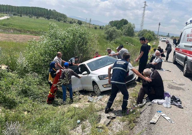 Kütahyada trafik kazası: 2 ölü, 4 yaralı