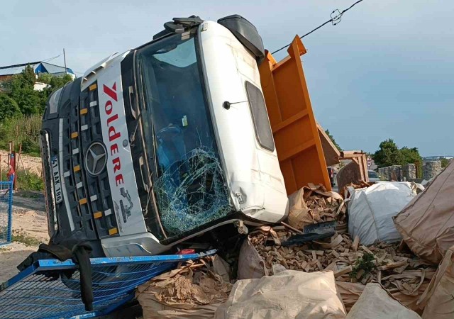 Lastiği patlayan hafriyat kamyonu başka bir araca çarpıp devrildi